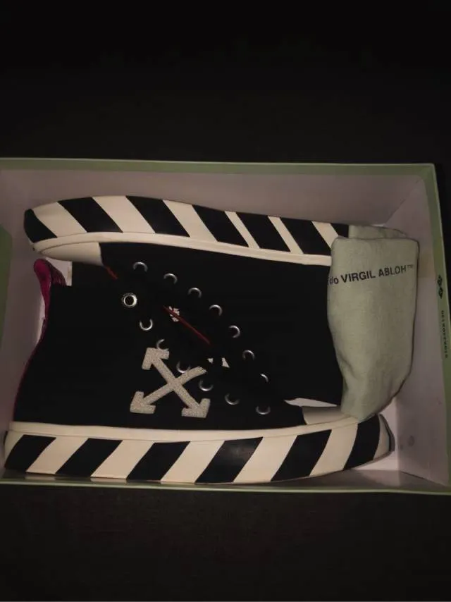 Off -white arrow striped sneakers